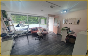 401-403 Bradford Rd, Huddersfield to rent Interior Photo- Image 1 of 2