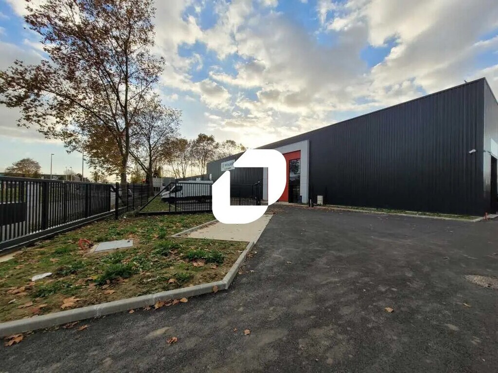 Location Local d'activités 415 m² - Photo 1