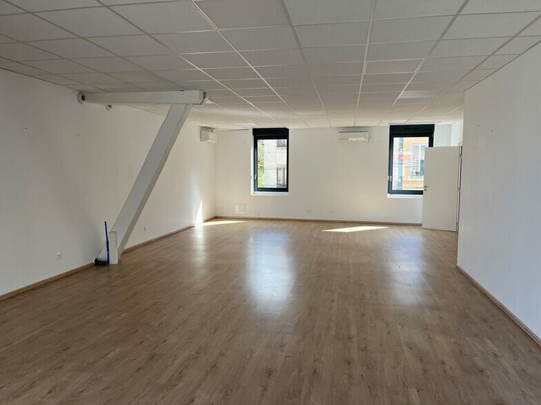 Office in Villeurbanne to rent - Interior Photo - Image 2 of 5