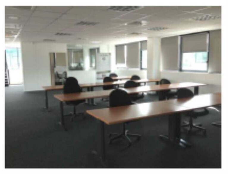 Office in Villeneuve-la-Garenne to rent - Building Photo - Image 3 of 8