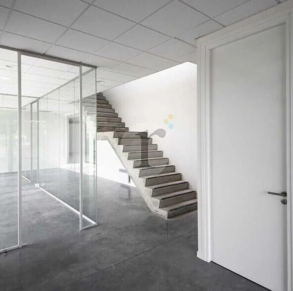 Office in Loos to rent - Building Photo - Image 3 of 5