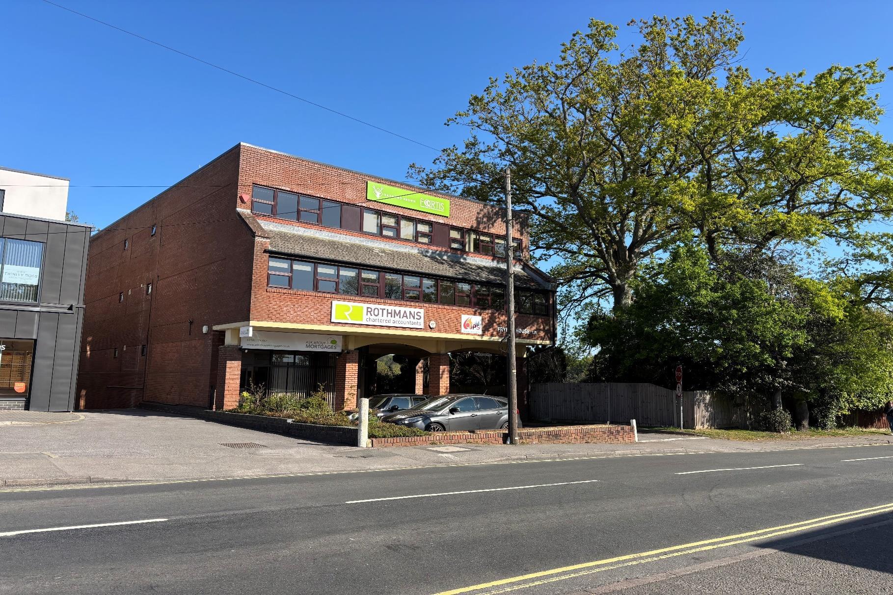 125 Winchester Rd, Eastleigh to rent Building Photo- Image 1 of 7