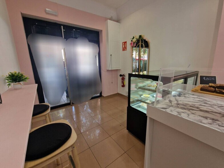 Retail in Barcelona, Barcelona to rent - Interior Photo - Image 2 of 4