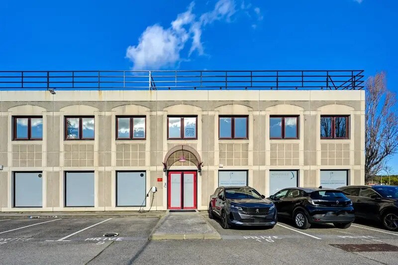 Office in Aubagne for sale Building Photo- Image 1 of 15