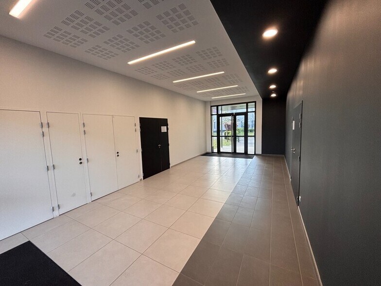 Office in Vénissieux to rent - Building Photo - Image 2 of 8