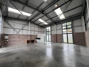 Oakdene Dr, Three Legged Cross to rent Interior Photo- Image 2 of 3