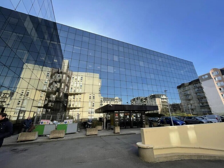 Office in Cergy to rent - Building Photo - Image 2 of 5