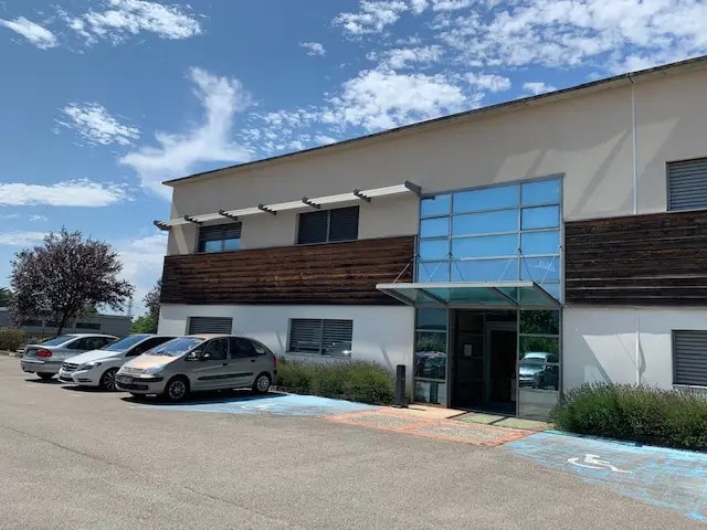 Location Bureaux 244 m² - Photo 1