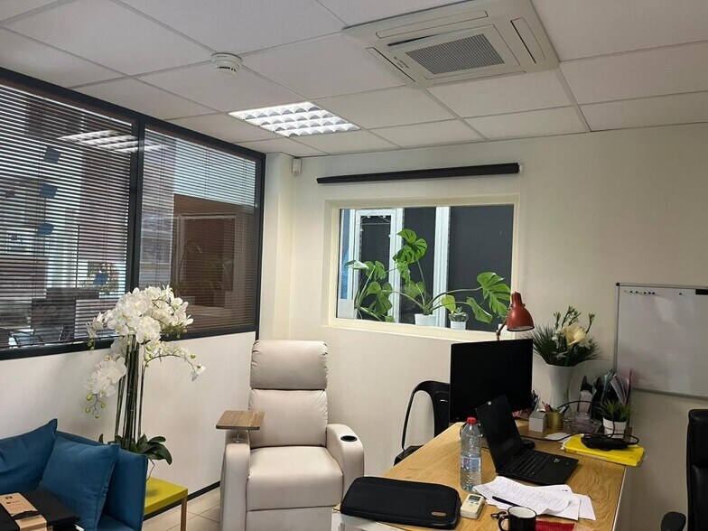 Industrial in Sartrouville to rent - Interior Photo - Image 2 of 23