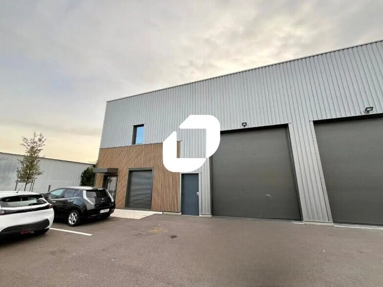 Office in Chassieu to rent - Building Photo - Image 1 of 8