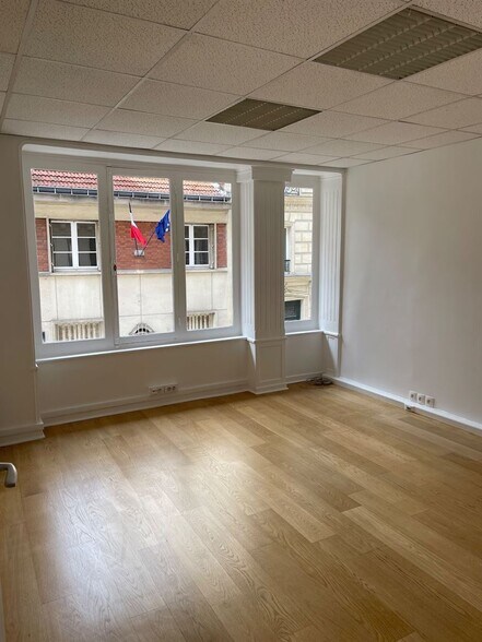 Retail in Paris to rent - Interior Photo - Image 3 of 8