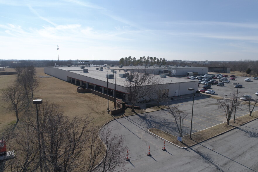 6930 N Lakewood Ave, Tulsa, OK for sale - Building Photo - Image 1 of 1