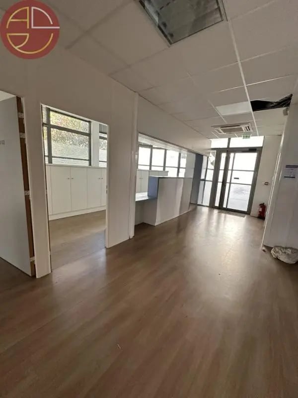 Location Bureaux 150 m² - Photo 1