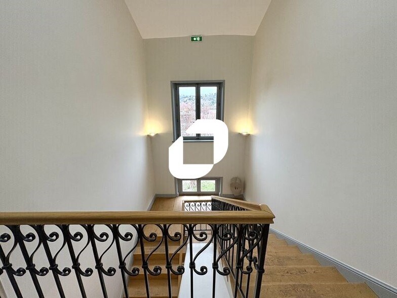 Rue D'Yvours, Irigny to rent - Interior Photo - Image 3 of 13