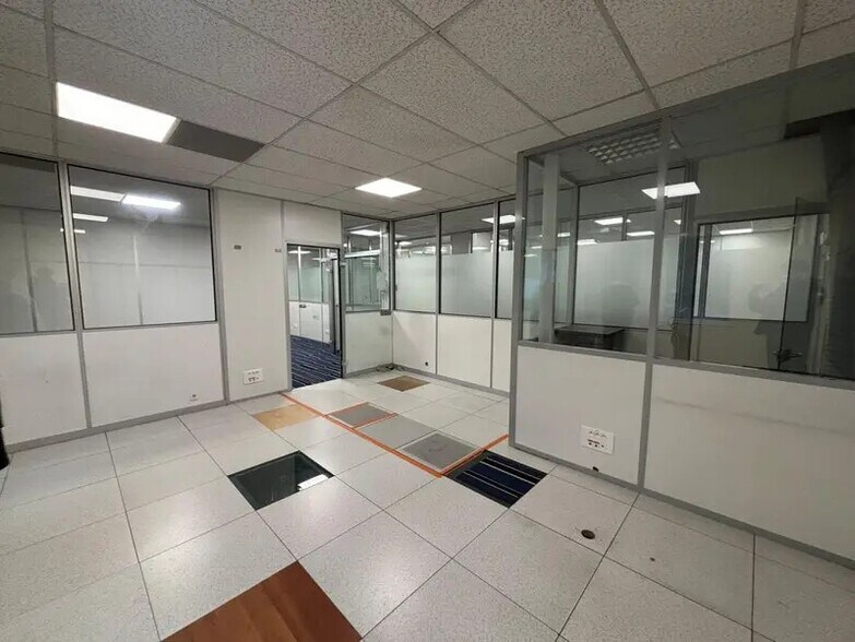Light Industrial in Nanterre to rent - Interior Photo - Image 3 of 32