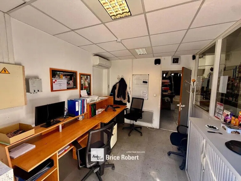 Light Industrial in Vénissieux to rent - Interior Photo - Image 2 of 18