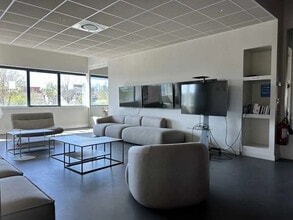 Office in Champagne-au-Mont-d'Or to rent Interior Photo- Image 2 of 6