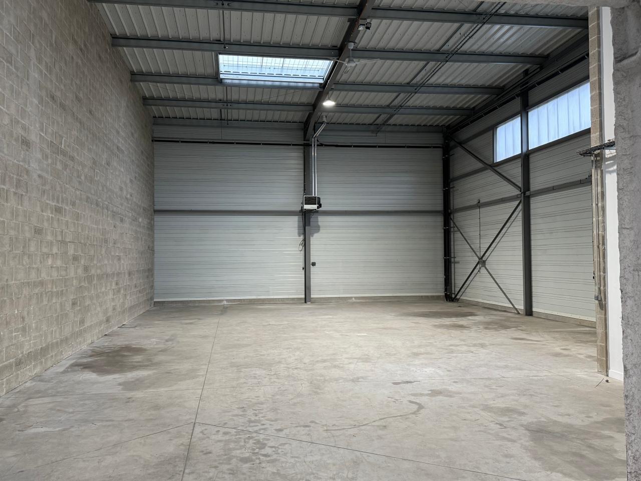 Light Industrial in FRÉPILLON to rent Interior Photo- Image 1 of 9