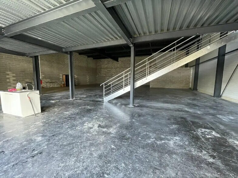 Light Industrial in Lormont to rent - Building Photo - Image 2 of 11