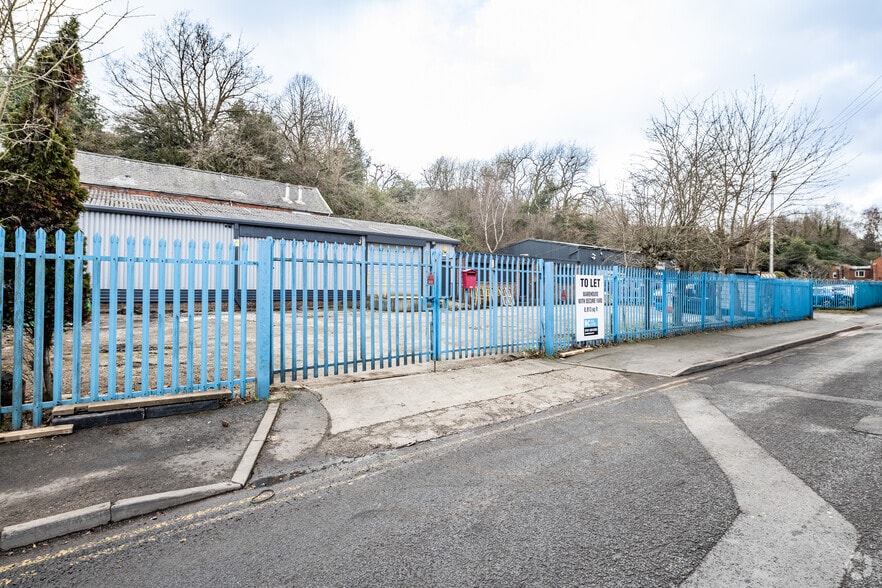 65 Park Rd, Dukinfield to rent - Building Photo - Image 2 of 2