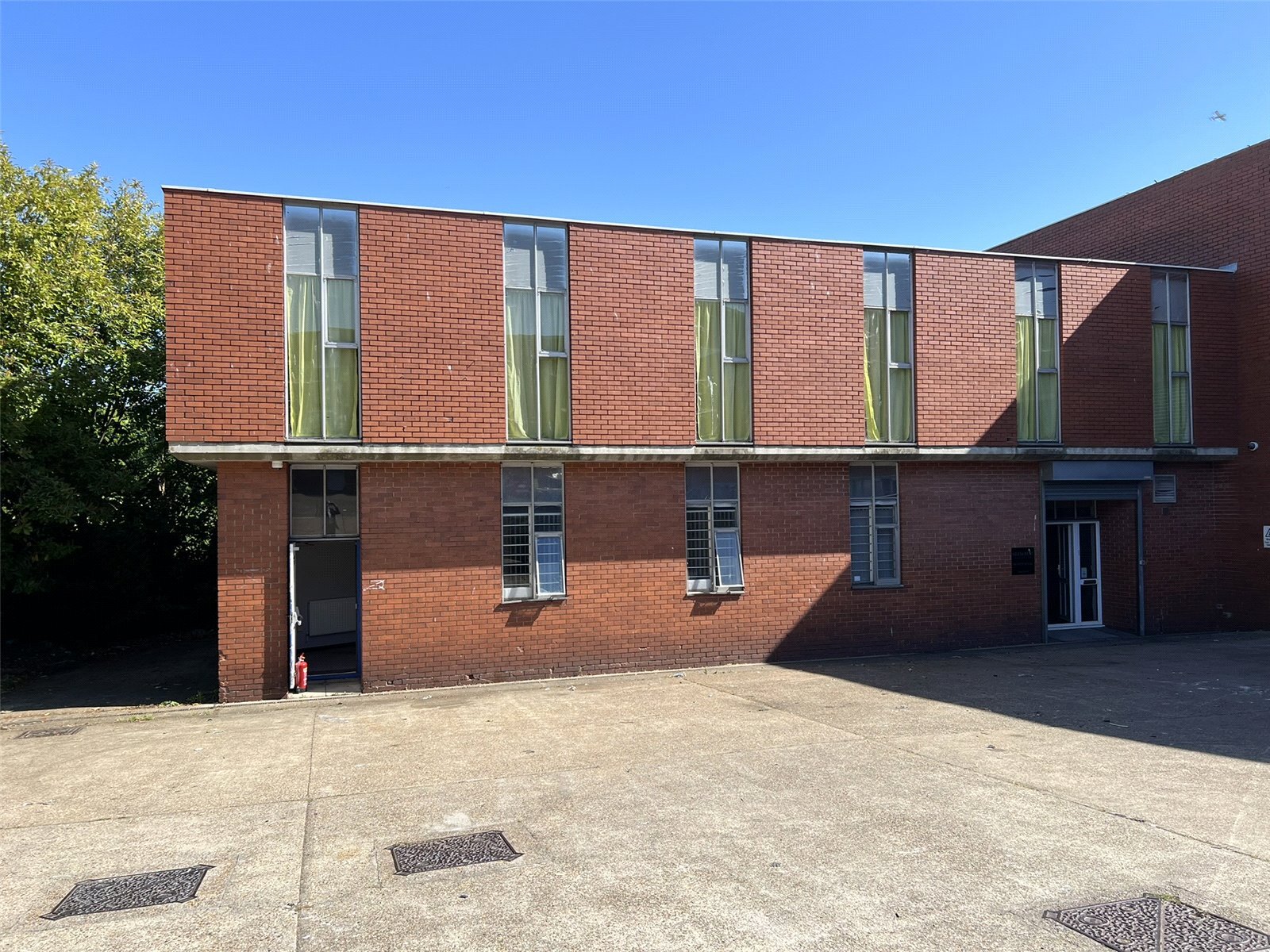 Arterial Rd, Leigh On Sea to rent Building Photo- Image 1 of 2