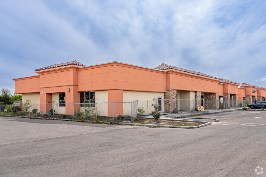 1504-1539 E Prosperity Ave, Tulare, CA for rent - Building Photo - Image 2 of 8