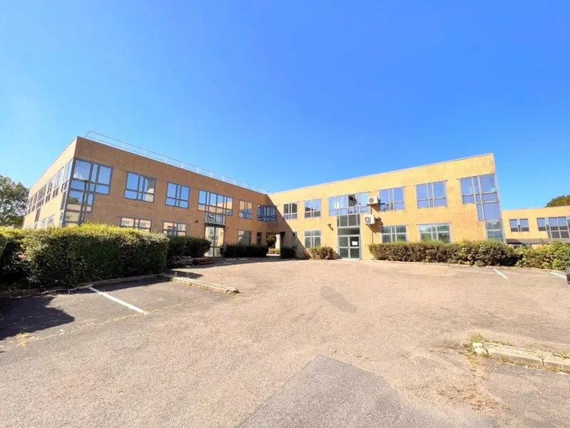 Light Industrial in Montigny-le-Bretonneux for sale Building Photo- Image 1 of 15
