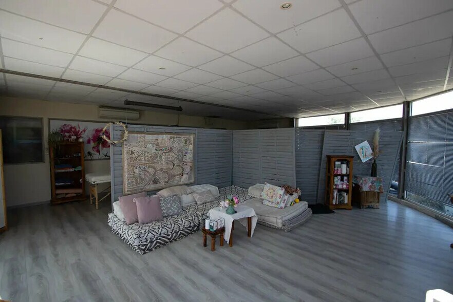 Industrial in Saint-Cannat for sale - Interior Photo - Image 2 of 6