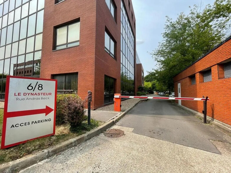 Light Industrial in to rent - Building Photo - Image 3 of 3