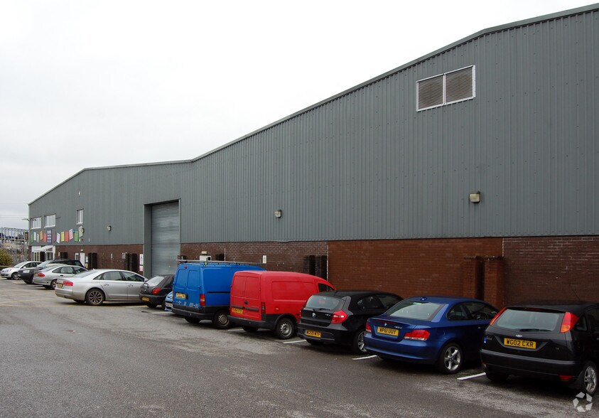 Haxter Clos, Roborough to rent - Building Photo - Image 3 of 7