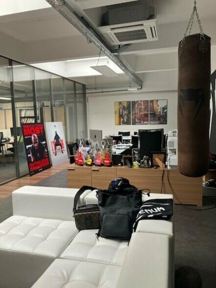 Light Industrial in Rungis to rent - Interior Photo - Image 3 of 5