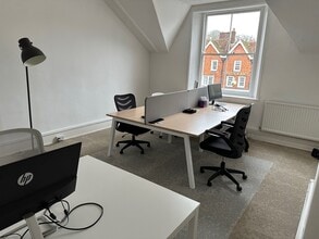 23-24 High St, Marlborough to rent Interior Photo- Image 2 of 3