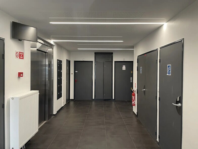 Light Industrial in Nanterre to rent - Lobby - Image 2 of 5