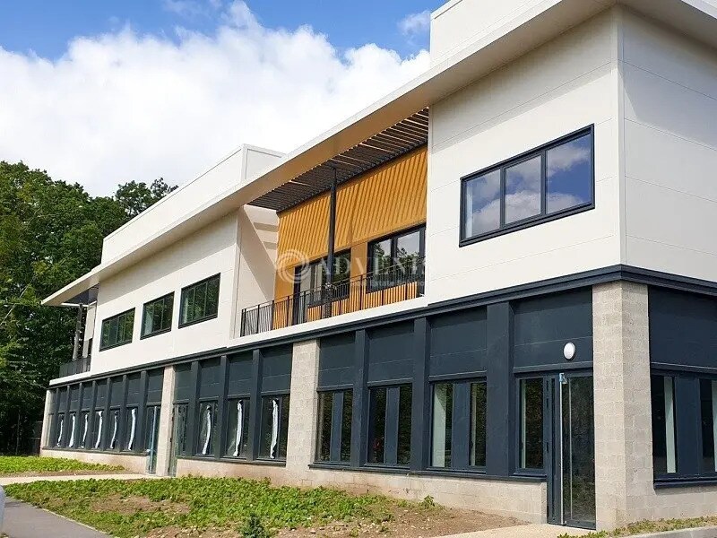 Light Industrial in Neuville-sur-Oise to rent Building Photo- Image 1 of 7