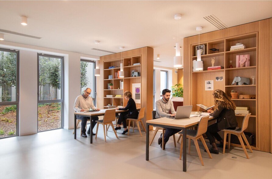 Office in to rent - Interior Photo - Image 2 of 5