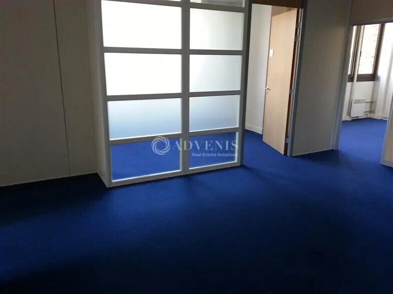 Office in Croissy-Beaubourg to rent - Building Photo - Image 2 of 7