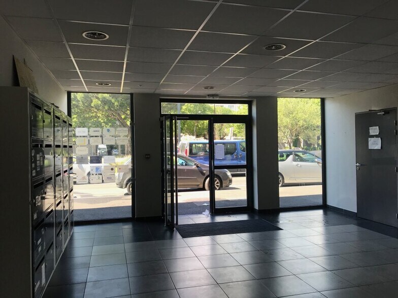 Office in Avignon for sale - Lobby - Image 1 of 6