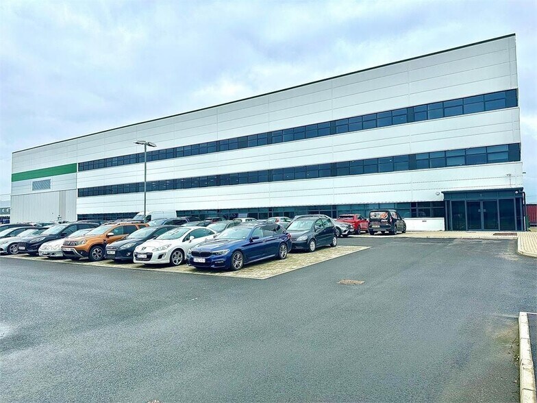 The Manorway, Stanford Le Hope to rent - Building Photo - Image 1 of 17