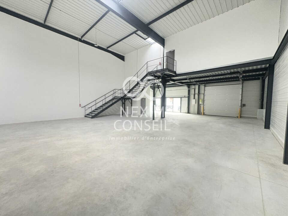 Industrial in Le Thillay to rent Building Photo- Image 1 of 8