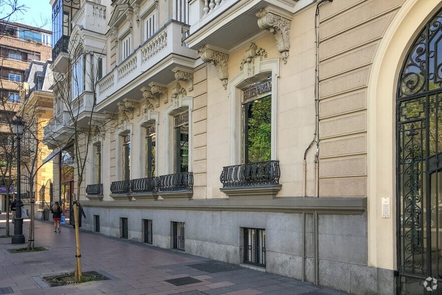 Retail in Madrid, Madrid to rent - Building Photo - Image 2 of 5