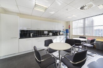 Railway Appr, Wallington to rent Interior Photo- Image 2 of 6