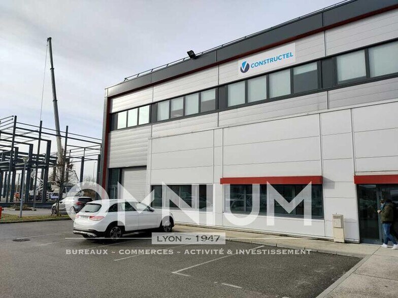 Light Industrial in Meyzieu to rent - Building Photo - Image 2 of 7