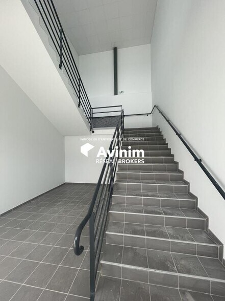 Industrial in Villeneuve La Garenne to rent - Interior Photo - Image 2 of 4