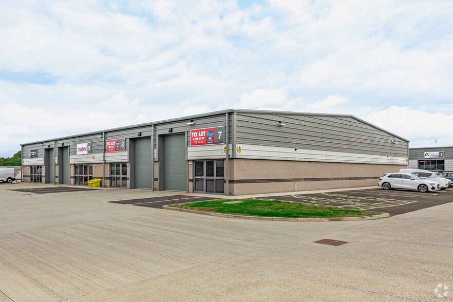 Cliftonhall Rd, Newbridge to rent - Primary Photo - Image 1 of 2