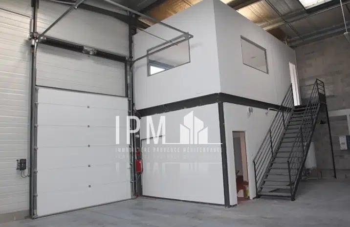 Location Local d'activités 150 m² - Photo 1