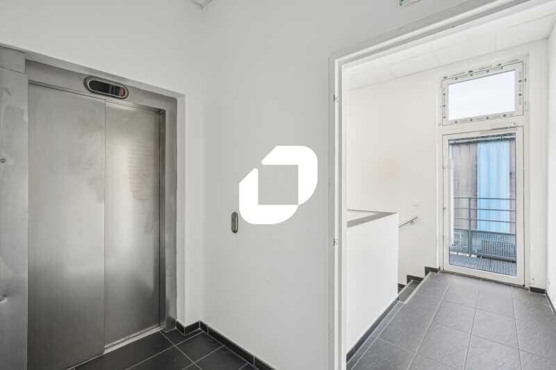 Office in Villeneuve-la-Garenne to rent - Lobby - Image 2 of 8