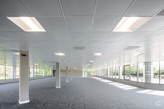 Waterside Dr, Reading to rent Interior Photo- Image 1 of 12