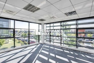 Office in Saint-Priest to rent Interior Photo- Image 1 of 4