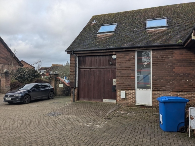 Tanners Ct, Brockham to rent - Building Photo - Image 2 of 10