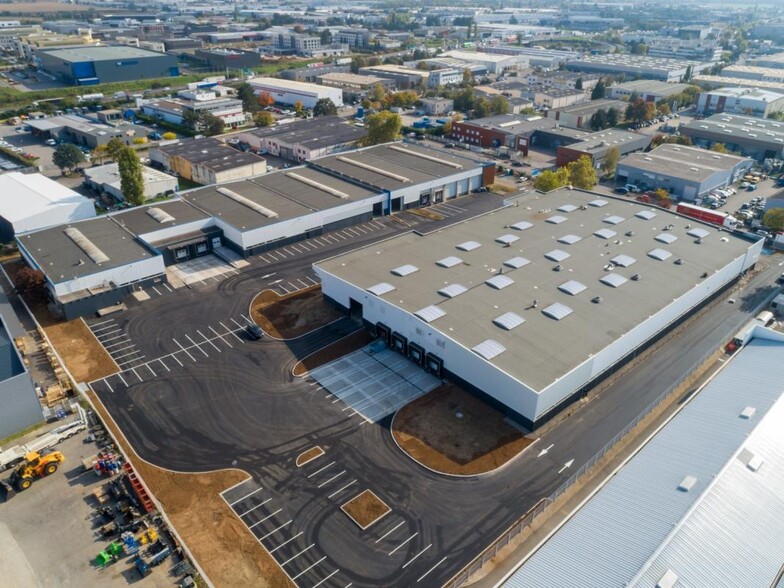 Light Industrial in Chassieu to rent - Aerial - Image 2 of 24